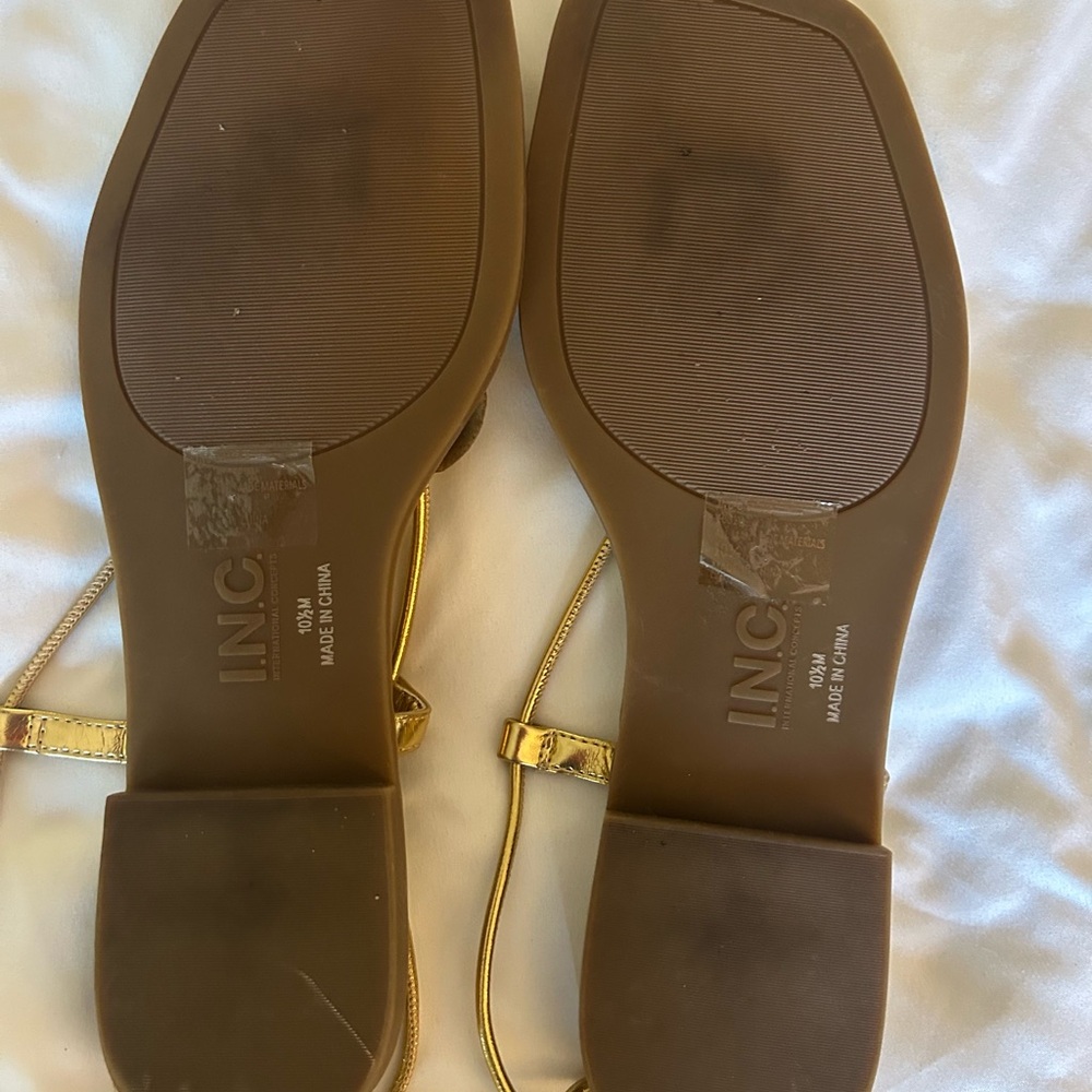 STUNNING FLAT GOLD FLORAL GLADIATOR SANDALS - Picture 8 of 8